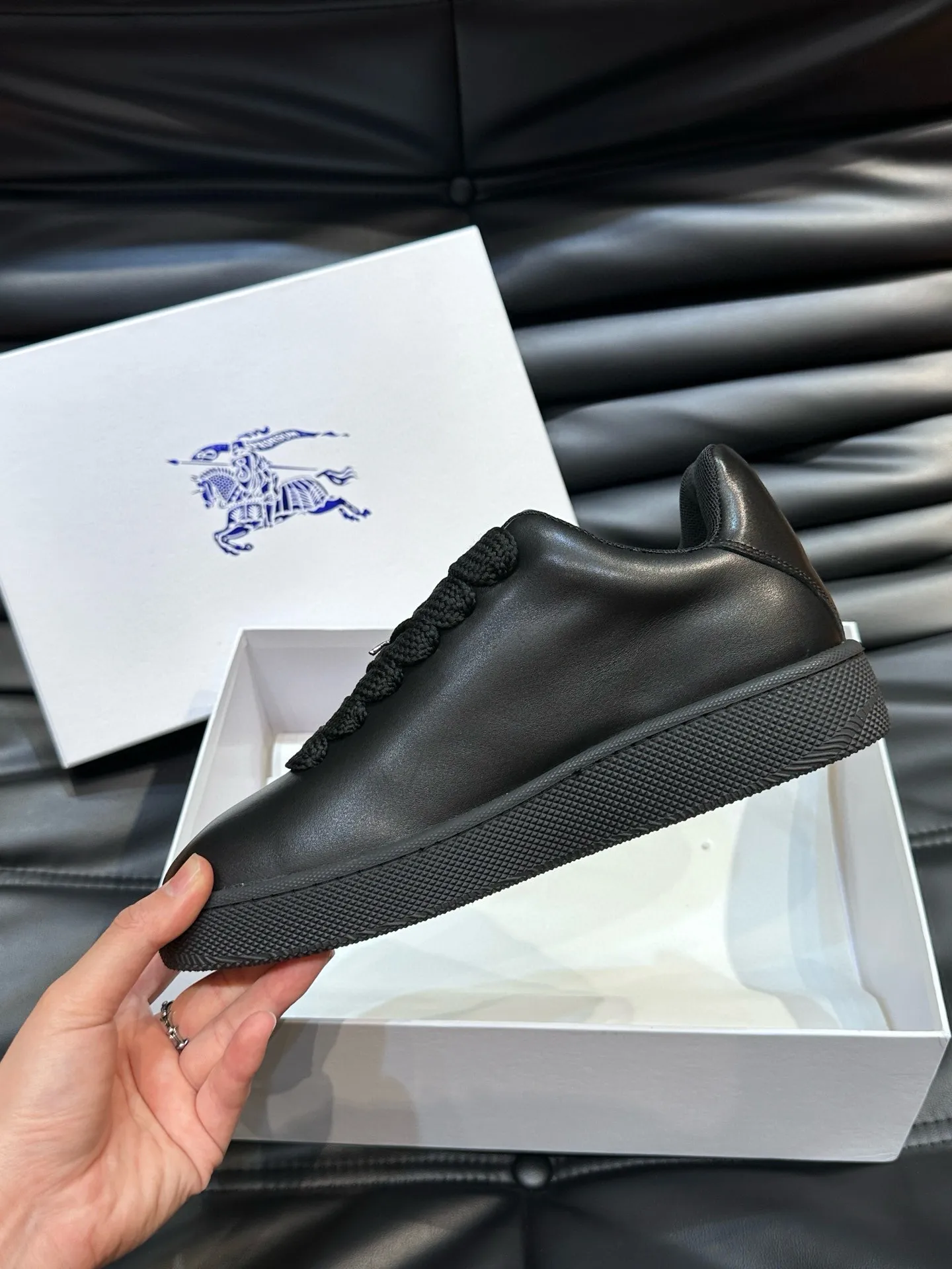 Factory price: 500💰Burberry Box series👫Thick-soled casual sports shoes for couples, cool sneakers and bread shoes, purchased and developed from the original version, the top version of the Box series sports shoes, made of original plaid/knitted fabric, embellished with embossed Equestrian Knight logo (EKD). Made of mesh lining, the laces are decorated with metal coils, the rubber sole is decorated with the Burberry letter logo, and the original molded 3.5CM two-color T men's shoe 💰U outsole! Code number: 35-45 (35-45 customized)